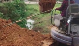 挖掘机新闻爆料视频播放,现场实况直击，揭秘行业背后故事